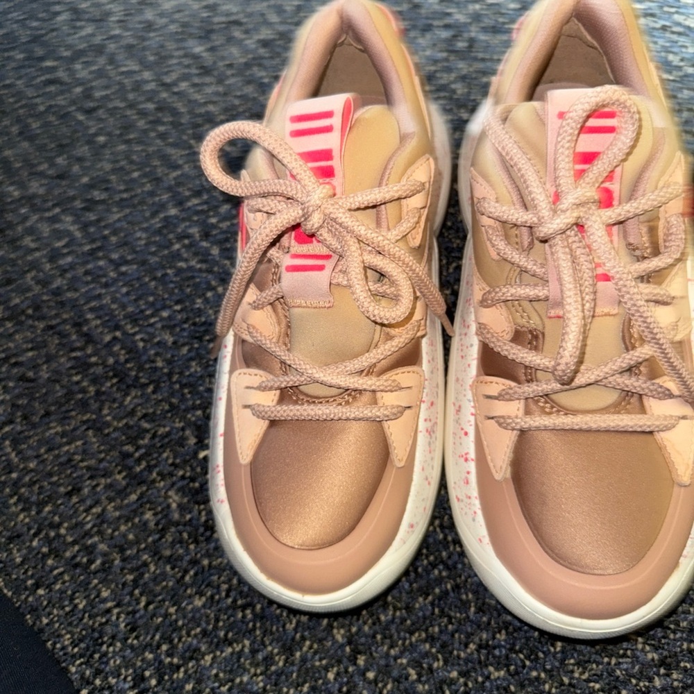 LA Algo Lace Ugg  Size 6